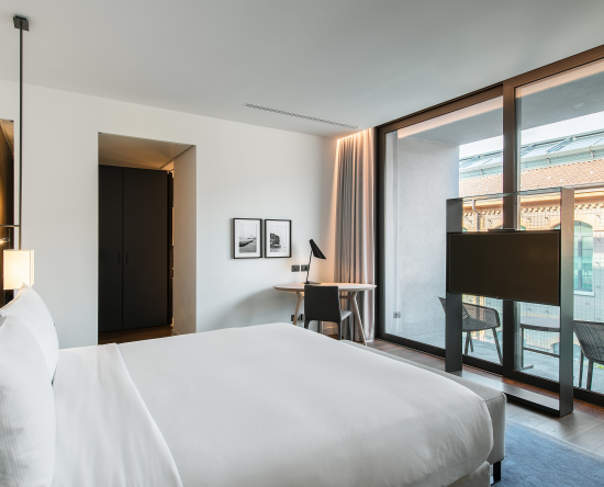 Deluxe Zimmer mit einem Kingsize-Bett und Balkon